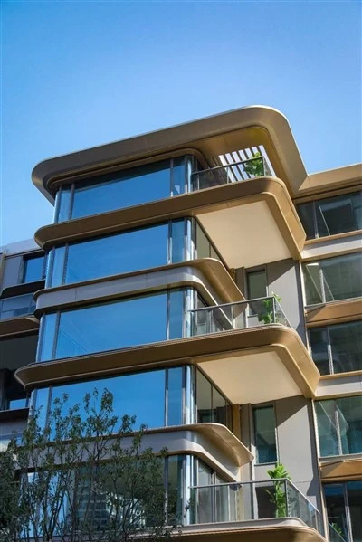 Glas gardinvägg bostadshus